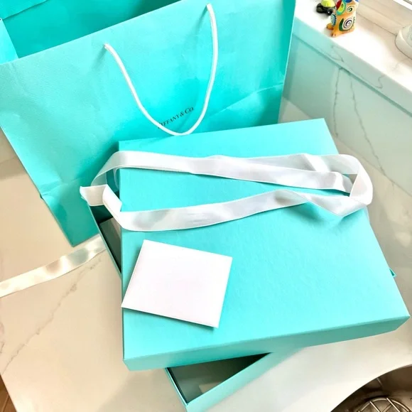 Tiffany & Co Big Tiffany Gift Box in Tiffany Blue Signature color 💚💙🎁 - Picture 12 of 16